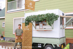 キッチンカーと店主の佐藤勇斗さん