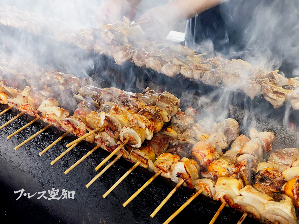 焼き台に並べられたたくさんの焼き鳥