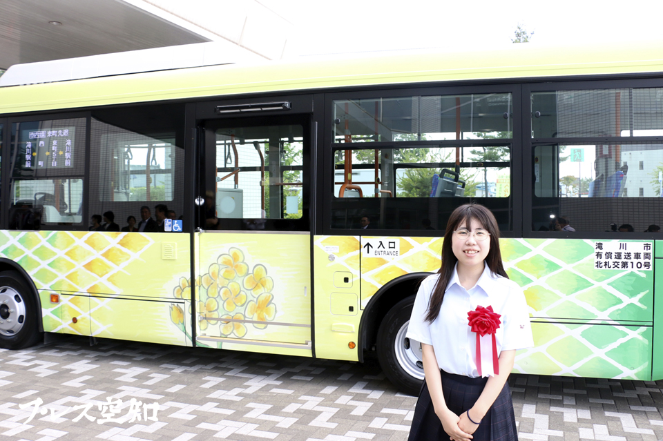 菜の花などをデザインした上田さん