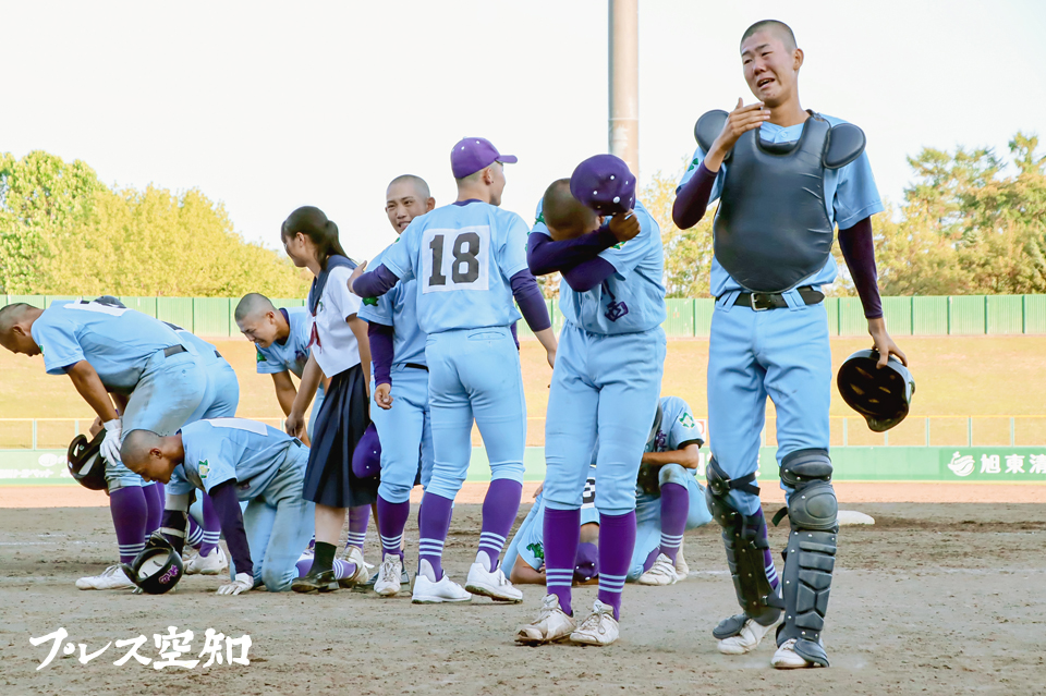 試合終了後、ベンチ前で泣き崩れる滝川西の選手