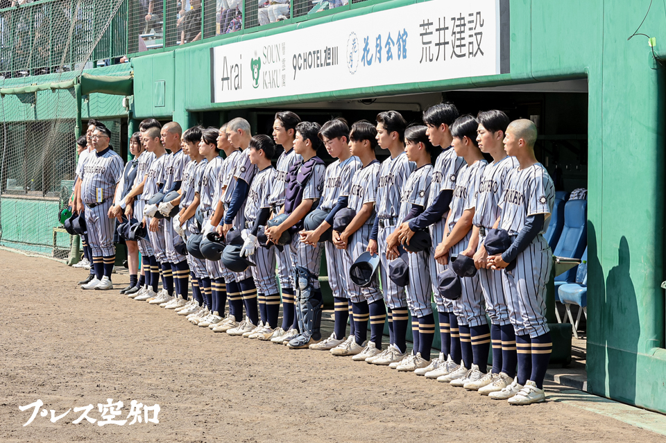 試合終了後ベンチに整列する岩見沢緑陵の選手