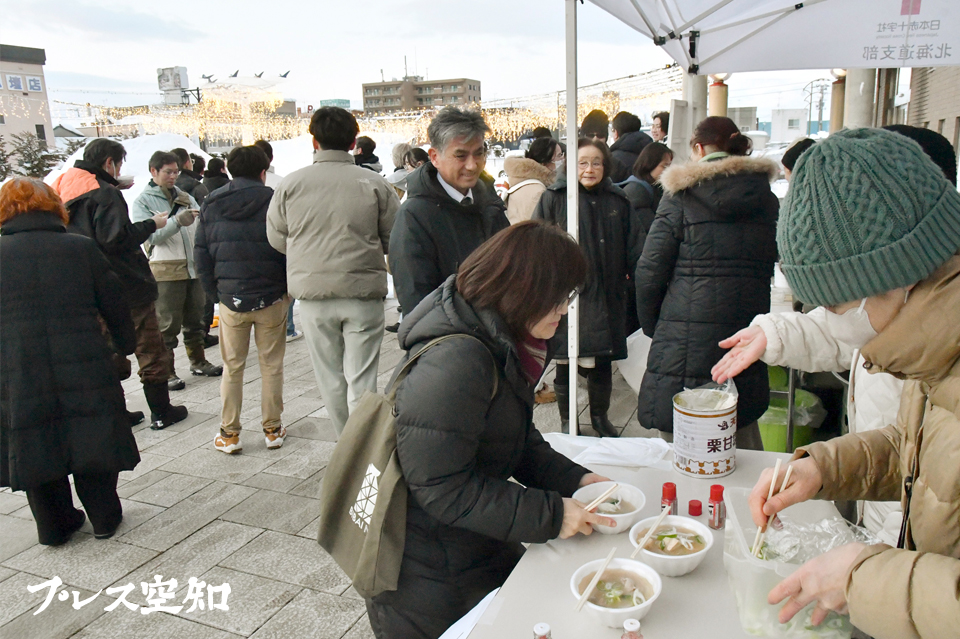 赤十字奉仕団が来場者に豚汁などを提供