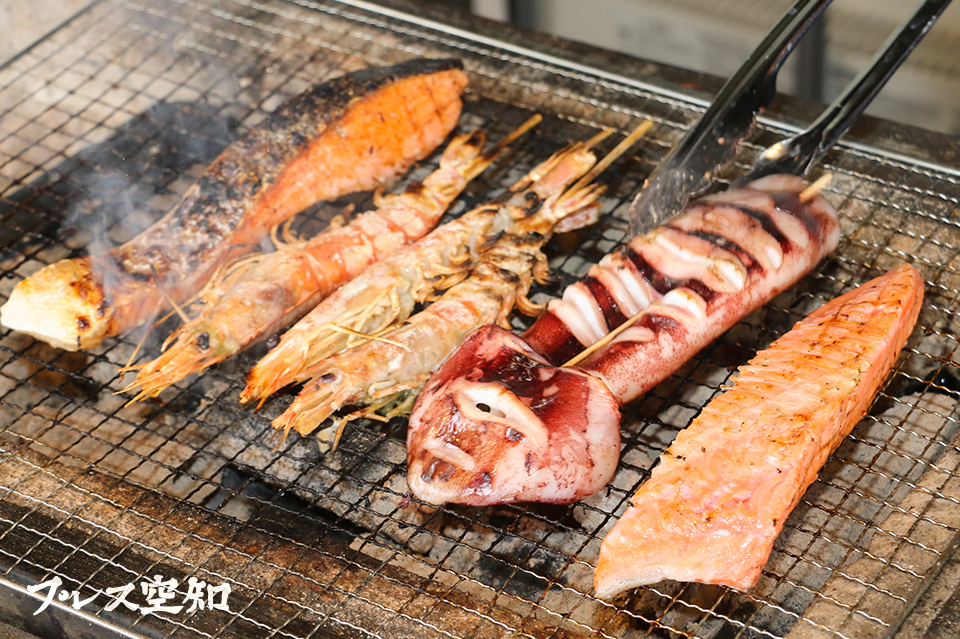 自慢の魚介類を炭火で提供