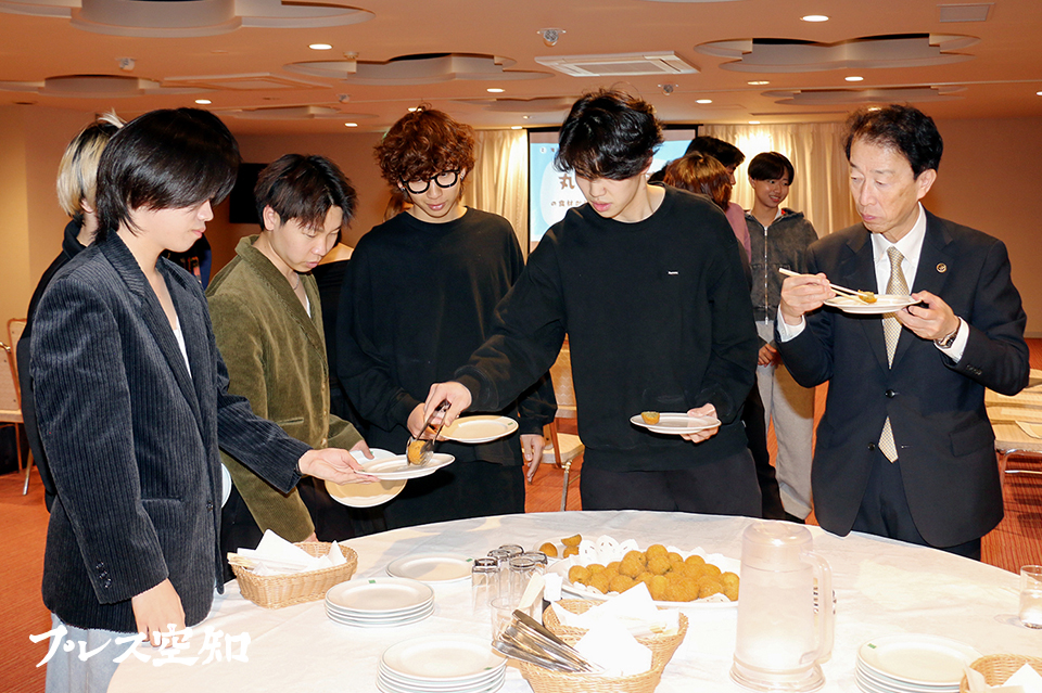「たきコロ」を試食する前田市長（右）ら