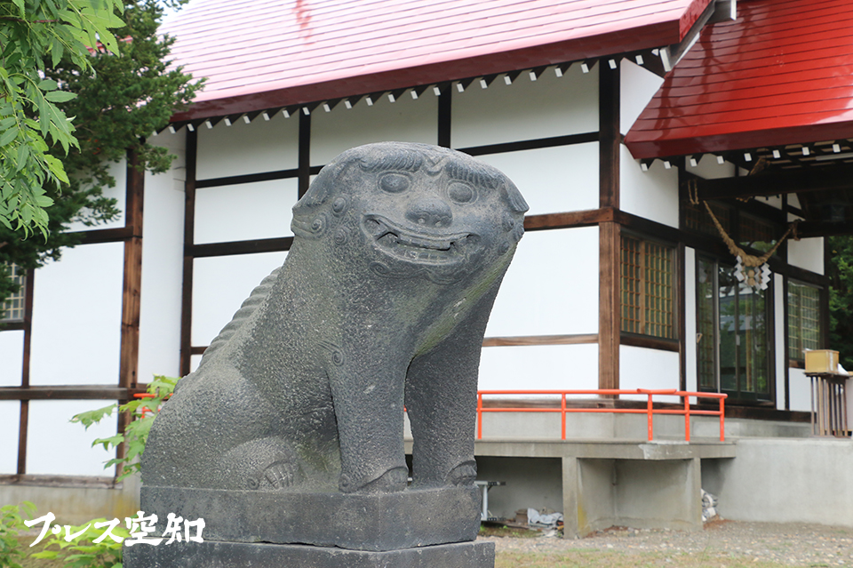 モデルとなった江部乙神社の笑う狛犬